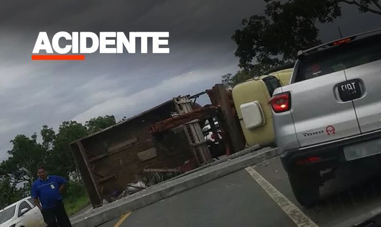 Caminhão carregado com postes de concreto tomba em rodovia de ... - CenárioMT
