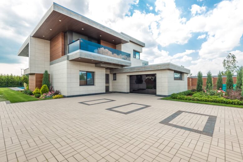 Uma Linda Casa com Garagem Perto do Quintal - Fotos do Canva