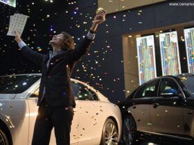 Pessoa feliz comemorando com gráficos e um carro de luxo ao fundo representando a Mega Sena