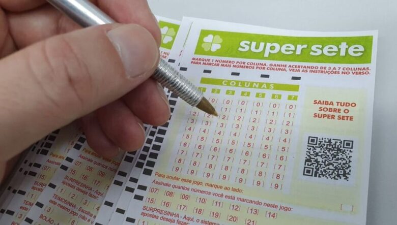 Pessoa marcando os números em volante da Super Sete