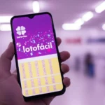 Celular com jogo da lotofácil na tela