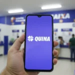 Celular com logo da Quina na tela em lotérica da Caixa Econômica Federal