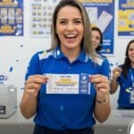 Mulher feliz segurando bilhete da +Milionária