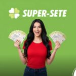 Uma fotografia publicitária em estilo comercial com fundo verde vibrante. No centro, uma mulher sorridente com longos cabelos pretos ondulados segura dois leques de bilhetes da loteria "Super Sete". Ela veste uma camiseta vermelha de gola redonda e calça jeans azul escuro. Acima dela, centralizado, está o logotipo branco "SUPER-SETE" acompanhado por um ícone de trevo de quatro folhas em tons de verde claro.