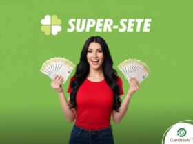 Uma fotografia publicitária em estilo comercial com fundo verde vibrante. No centro, uma mulher sorridente com longos cabelos pretos ondulados segura dois leques de bilhetes da loteria "Super Sete". Ela veste uma camiseta vermelha de gola redonda e calça jeans azul escuro. Acima dela, centralizado, está o logotipo branco "SUPER-SETE" acompanhado por um ícone de trevo de quatro folhas em tons de verde claro.