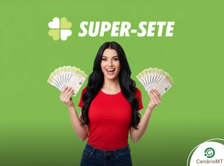 Uma fotografia publicitária em estilo comercial com fundo verde vibrante. No centro, uma mulher sorridente com longos cabelos pretos ondulados segura dois leques de bilhetes da loteria "Super Sete". Ela veste uma camiseta vermelha de gola redonda e calça jeans azul escuro. Acima dela, centralizado, está o logotipo branco "SUPER-SETE" acompanhado por um ícone de trevo de quatro folhas em tons de verde claro.