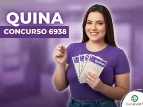 Thumbnail da loteria Quina, concurso 6938, com fundo e elementos em tons de violeta. Uma mulher sorridente em roupas casuais segura bilhetes de apostas da Quina e uma caneta. No canto superior esquerdo, o texto em destaque diz "QUINA CONCURSO 6938".