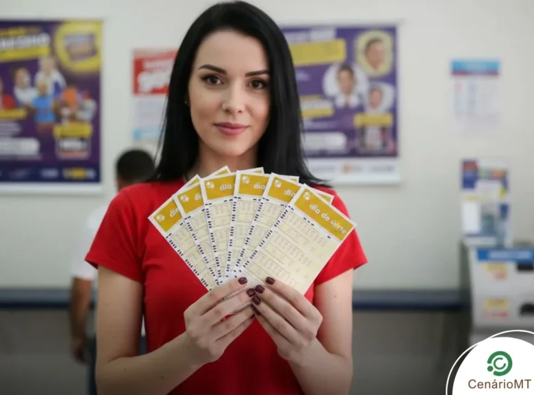 Mulher segurando bilhetes do dia de sorte em uma lotérica da Caixa