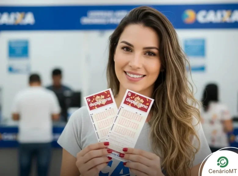 Mulher segurando bilhetes da Dupla Sena em Lotérica da Caixa Econômica Federal