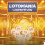 Ilustração 3D de um sorteio da Lotomania, concurso número 2882. Um globo de cristal transparente contém bolas brancas numeradas (como 01, 43, 48, 88). O cenário é iluminado em tons de dourado e amarelo com confetes.
