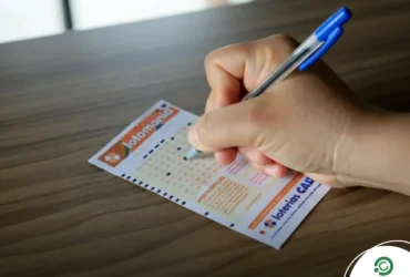 Resultado da Lotomania 2899: Prêmio acumula e vai a R$ 4,2 milhões; veja os números 24 Foto de pessoa assinando números da Lotomania