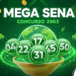 Aqui está um alt text (texto alternativo) otimizado para SEO, focado em acessibilidade e na sua palavra-chave: "Arte digital vibrante da Mega-Sena para o concurso 2963 com tema verde. A imagem apresenta seis dezenas da sorte em globos verdes numerados (04, 22, 17, 31, 45, 50) flutuando sobre um funil dourado e um globo terrestre. O fundo é composto por tons de verde esmeralda com trevos de quatro folhas e moedas de ouro, simbolizando sorte e prosperidade.