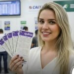 Mulher segurando bilhetes da quina em Lotérica
