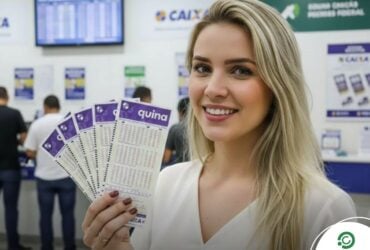 Quina 6986 pode pagar R$ 7,3 milhões nesta quinta (26): veja estratégias e palpites 3 Mulher segurando bilhetes da quina em Lotérica