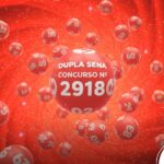 Fundo dinâmico em vermelho intenso com diversas bolas de loteria espalhadas. No centro, o destaque para "DUPLA SENA CONCURSO Nº 2918". Marca do portal CenárioMT no canto inferior.