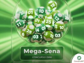 Saiu o resultado da Mega-Sena 2966: Veja as dezenas do prêmio de R$ 101 milhões 3 Design gráfico do sorteio da Mega-Sena com bolas numeradas em tons de verde dentro de um globo transparente. Na base, um painel verde indica "Mega-Sena" e "Concurso 2966". Fundo verde com raios luminosos.