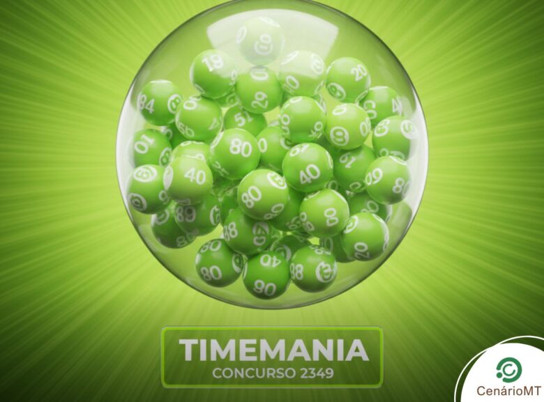 Ilustração de um globo de sorteio preenchido com bolas numeradas de cor verde claro. Na parte inferior, uma placa destaca a marca "Timemania" e o "Concurso 2349". O fundo apresenta uma explosão de luz verde.