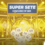 Ilustração 3D de um sorteio do Super Sete, concurso número 805. O globo de cristal com as bolas numeradas está posicionado à frente de um fundo amarelo brilhante com luzes de palco e confetes dourados.