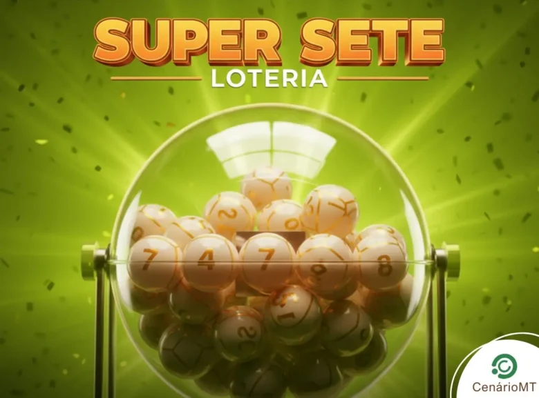 Globo de sorteio transparente preenchido com bolas numeradas brancas sob um fundo verde vibrante com o título Super Sete Loteria.