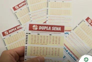 Resultado da Dupla Sena 2938: Confira os números dos dois sorteios de hoje (18/03) 6 Homem segurando bilhetes da dupla sena com outros soltos em cima da mesa