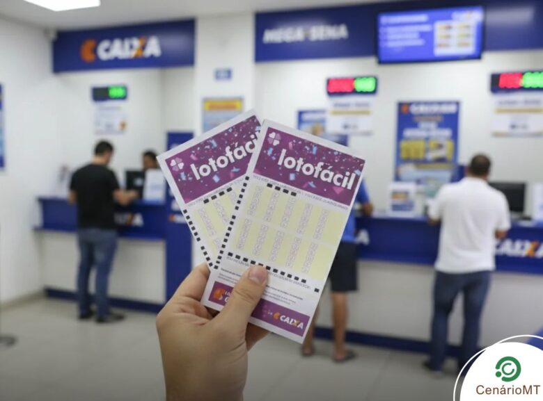 Homem segurando bilhetes da Lotofácil em lotérica da Caixa