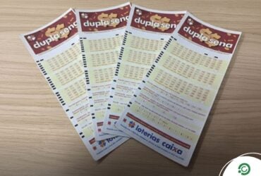 Resultado da Dupla Sena 2929: Um ganhador no 2º sorteio; prêmio principal vai a R$ 2,9 milhões 36 Vários volantes da Dupla Sena espalhados em leque.