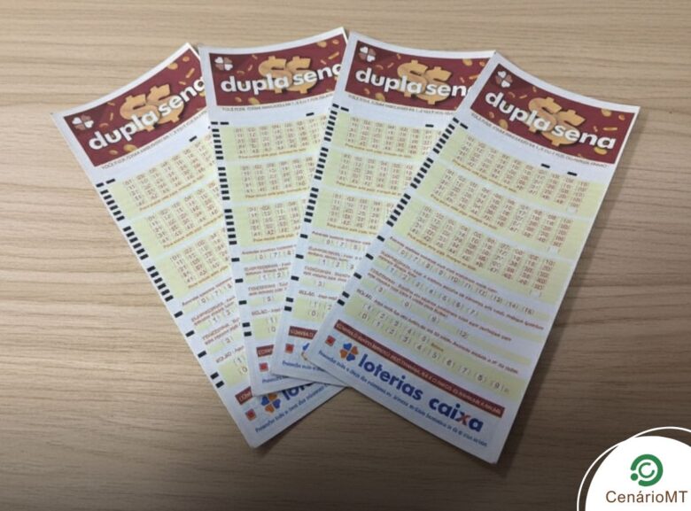 Resultado da Dupla Sena 2929: Um ganhador no 2º sorteio; prêmio principal vai a R$ 2,9 milhões 1 Vários volantes da Dupla Sena espalhados em leque.