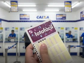 Bilhete da Lotofácil sendo segurado dentro de uma agência da CAIXA