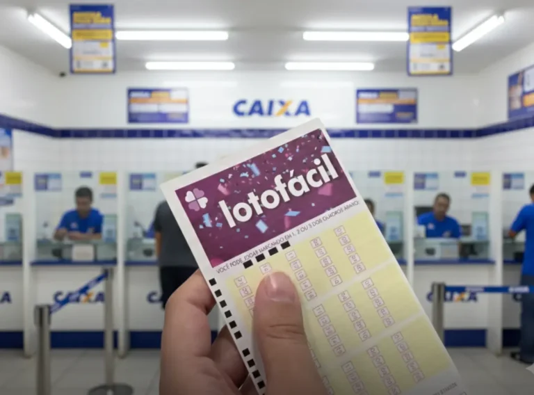 Bilhete da Lotofácil sendo segurado dentro de uma agência da CAIXA