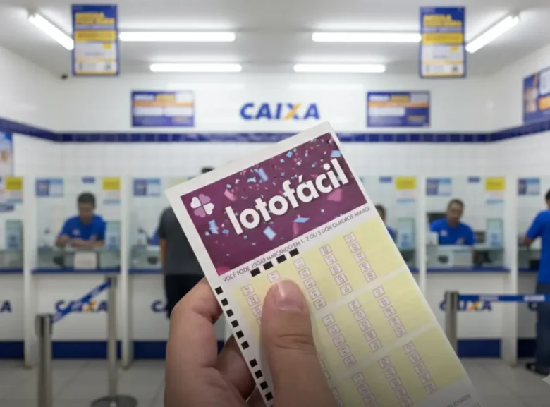 Bilhete da Lotofácil sendo segurado dentro de uma agência da CAIXA