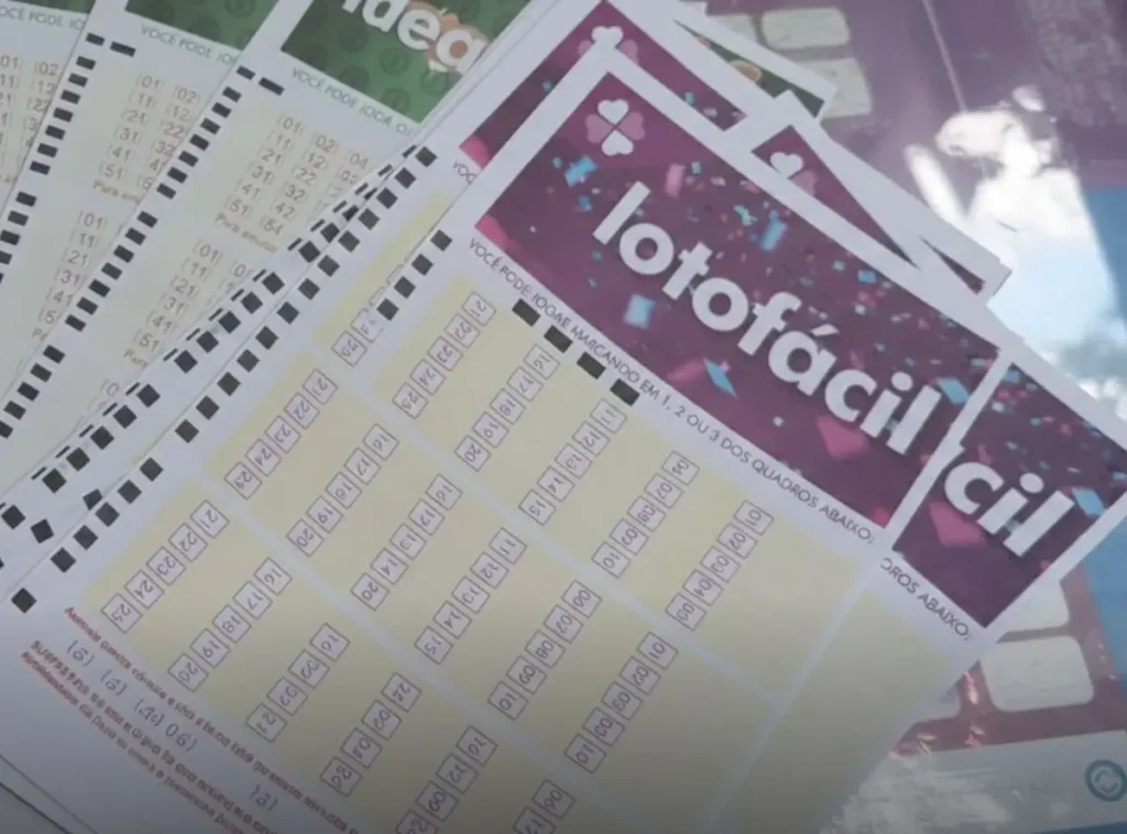 Palpites da Lotofácil 3767: Confira jogos simulados para o prêmio de R$ 2 milhões 11 Vários volantes de apostas da Lotofácil da Caixa espalhados sobre uma mesa, mostrando os campos de números de 01 a 25.