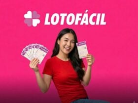 Mulher sorridente segurando vários volantes da Lotofácil contra um fundo rosa.