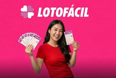 Resultado da Lotofácil 3641: Confira os números sorteados nesta sexta (20/03) 27 Mulher sorridente segurando vários volantes da Lotofácil contra um fundo rosa.