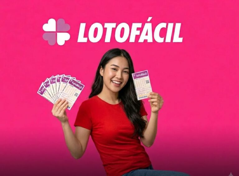 Mulher sorridente segurando vários volantes da Lotofácil contra um fundo rosa.