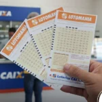 homem segurando bilhetes da lotomania em uma lotérica da Caixa