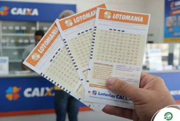 Lotomania 2904: Confira dicas e estratégias para o sorteio de hoje; R$ 7,8 milhões em jogo 6 homem segurando bilhetes da lotomania em uma lotérica da Caixa