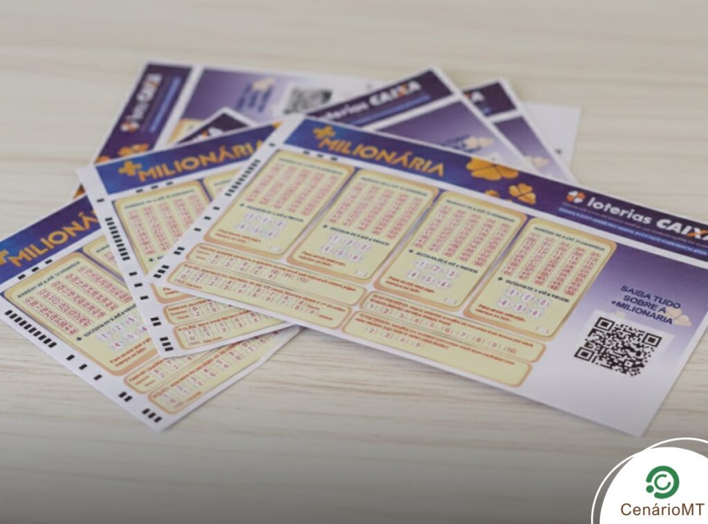 Bilhete de apostas da loteria +Milionária da Caixa sobre uma mesa.