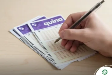 Quina 6984: Sorteio de hoje (24/03) tem prêmio de R$ 2 milhões; veja como jogar 15 Mão segurando uma caneta preta prestes a marcar um volante de loteria da Quina