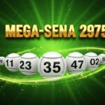 Bolas brancas com números grandes em destaque dentro de um anel de luz verde brilhante para a Mega-Sena 2975.