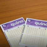 Dois bilhetes da Quina sobre mesa de madeira
