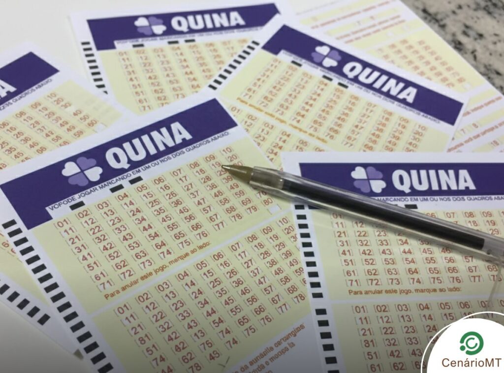 Caneta apontando para os números em um volante da Quina.