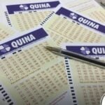 Caneta apontando para os números em um volante da Quina.