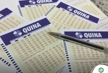 Resultado da Quina de 24/03/2026: confira os números sorteados 12 Caneta apontando para os números em um volante da Quina.