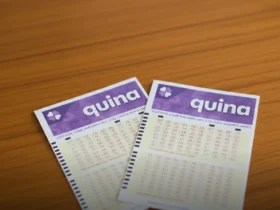 Dois bilhetes da Quina sobre mesa de madeira