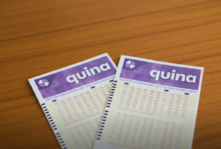 Dois bilhetes da Quina sobre mesa de madeira
