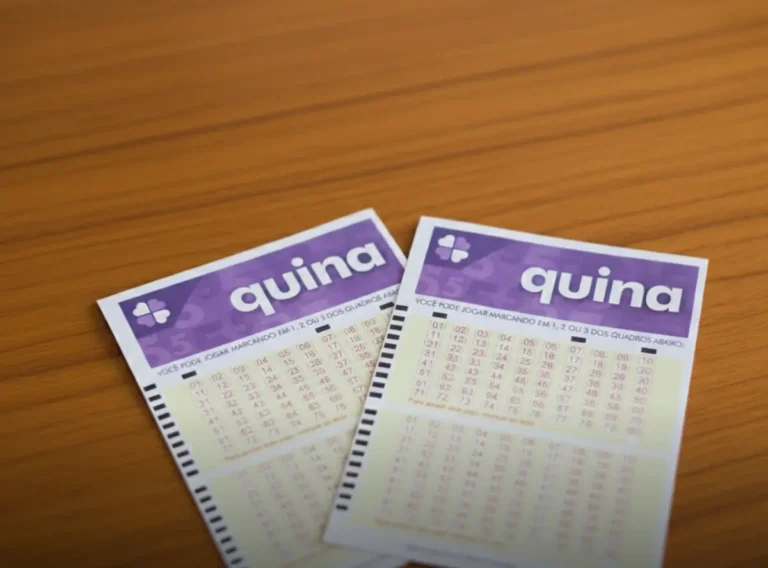 Dois bilhetes da Quina sobre mesa de madeira