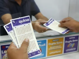 Pessoa comprando bilhetes da Quina em lotérica