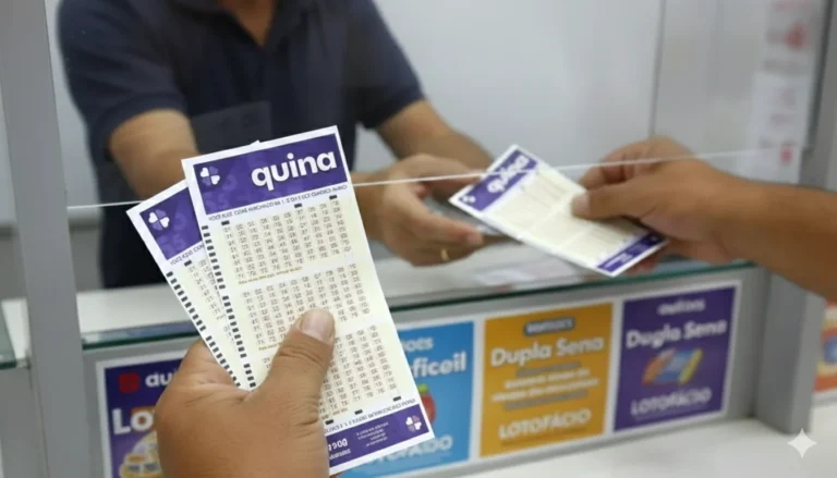 Pessoa comprando bilhetes da Quina em lotérica