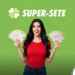 Mulher segurando bilhetes da Super Sete