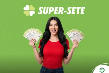 Resultado do Super Sete 827: Confira os números sorteados por coluna para o prêmio de R$ 4,2 milhões (25/03) 3 Mulher segurando bilhetes da Super Sete
